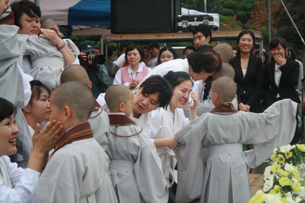 Hình ảnh các bậc phụ mẫu thăm các tiểu Hòa thượng Korea Vesak 2011