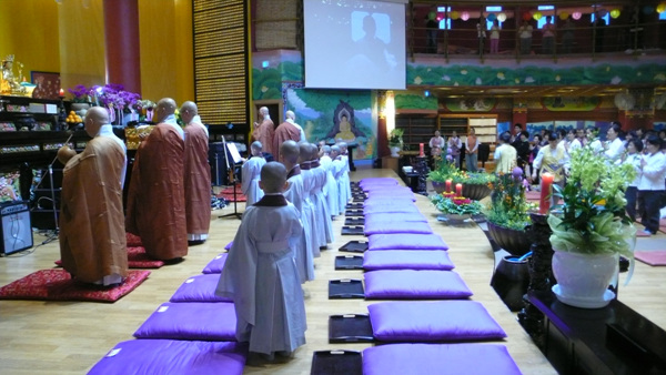 Hình ảnh các bậc phụ mẫu thăm các tiểu Hòa thượng Korea Vesak 2011