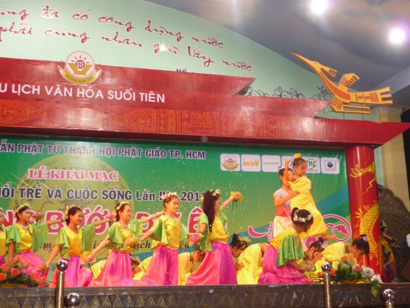 Hội trại Tuổi trẻ &amp; Cuộc sống lần IV: sôi nổi đêm tổng kết văn nghệ