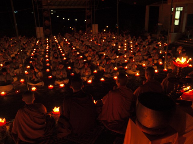 Khóa tu “Búp sen non”  với đêm nguyện cầu