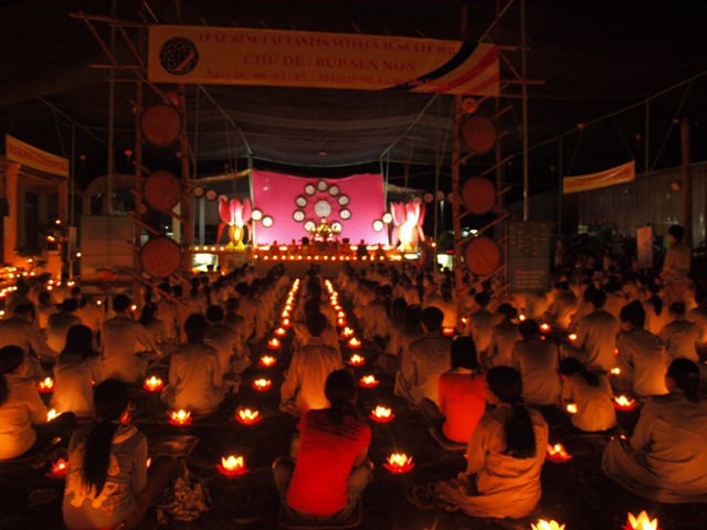 Khóa tu “Búp sen non”  với đêm nguyện cầu