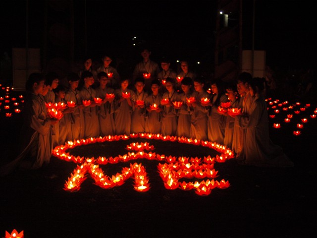 Khóa tu “Búp sen non”  với đêm nguyện cầu