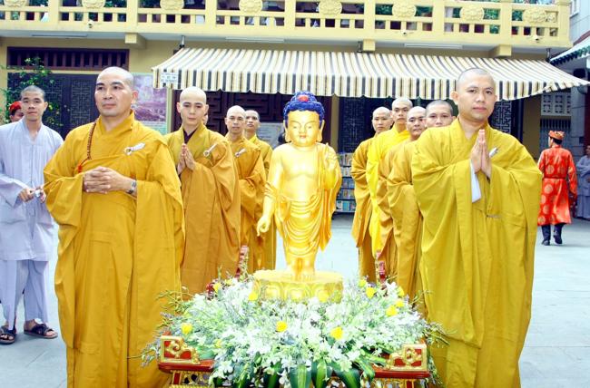 TP.HCM : PG Q.10 Kiệu hoa rước Phật giáng trần