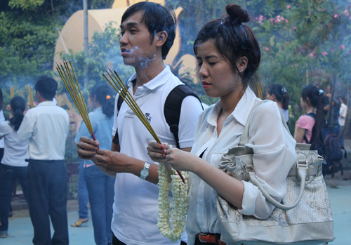 Đông đảo người dân viếng chùa dịp lễ Phật đản