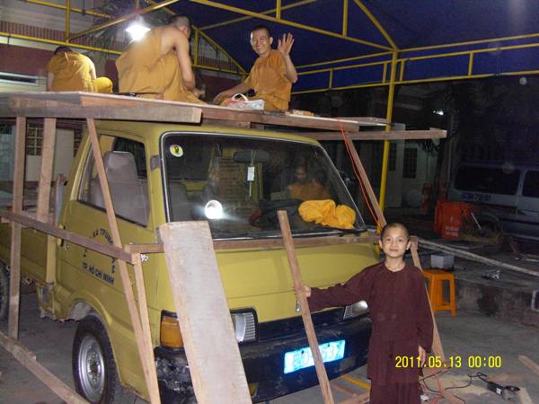 TP.HCM: Chư Tăng Tịnh xá Trung Tâm đã gắp rút thiết kế xe hoa chào mừng Đại lễ