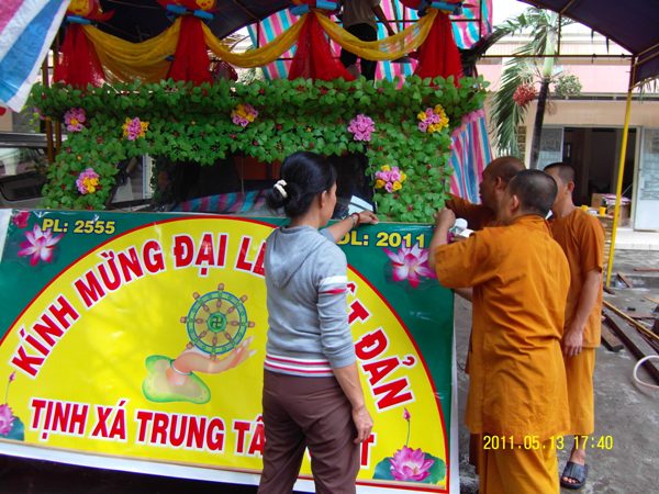 TP.HCM: Chư Tăng Tịnh xá Trung Tâm đã gắp rút thiết kế xe hoa chào mừng Đại lễ