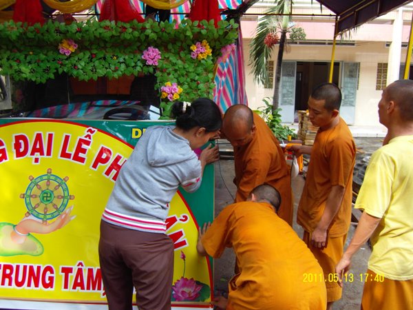 TP.HCM: Chư Tăng Tịnh xá Trung Tâm đã gắp rút thiết kế xe hoa chào mừng Đại lễ