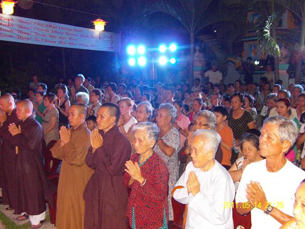 TP.HCM: Chùa Long Huê tưng bừng đêm khánh đản