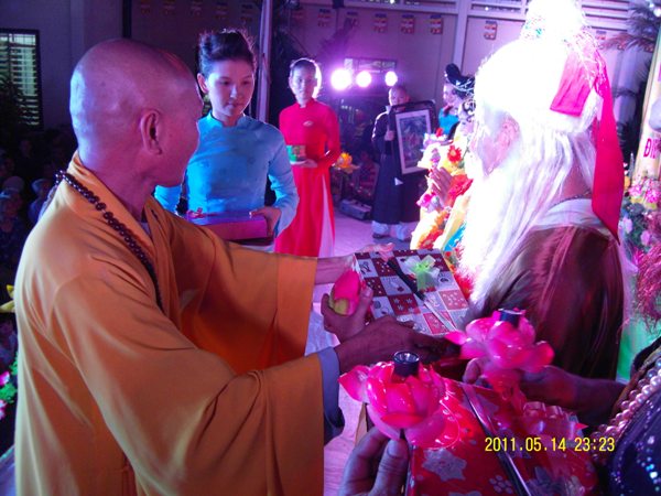 TP.HCM: Chùa Long Huê tưng bừng đêm khánh đản
