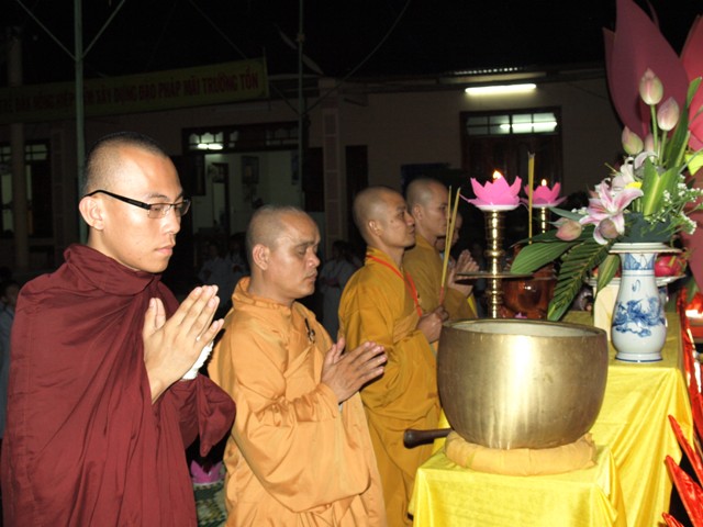 Khóa tu “Búp sen non”  với đêm nguyện cầu