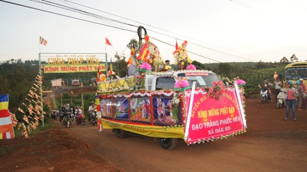 Xe hoa thắp sáng khắp nẻo đường tại huyện hội Phật giáo Đăk R'Lấp