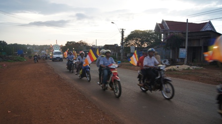 Xe hoa thắp sáng khắp nẻo đường tại huyện hội Phật giáo Đăk R'Lấp