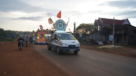 Xe hoa thắp sáng khắp nẻo đường tại huyện hội Phật giáo Đăk R'Lấp