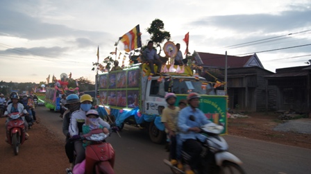 Xe hoa thắp sáng khắp nẻo đường tại huyện hội Phật giáo Đăk R'Lấp