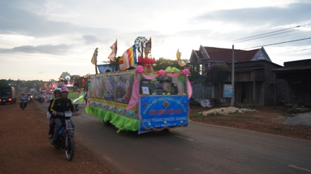 Xe hoa thắp sáng khắp nẻo đường tại huyện hội Phật giáo Đăk R'Lấp