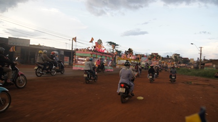 Xe hoa thắp sáng khắp nẻo đường tại huyện hội Phật giáo Đăk R'Lấp