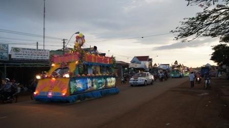 Xe hoa thắp sáng khắp nẻo đường tại huyện hội Phật giáo Đăk R'Lấp