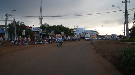 Xe hoa thắp sáng khắp nẻo đường tại huyện hội Phật giáo Đăk R'Lấp