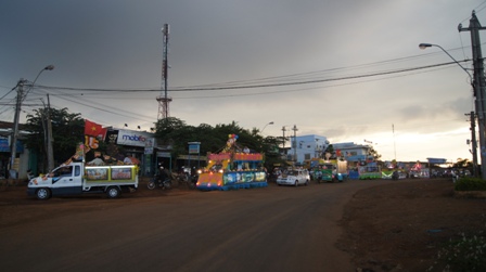 Xe hoa thắp sáng khắp nẻo đường tại huyện hội Phật giáo Đăk R'Lấp