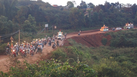 Xe hoa thắp sáng khắp nẻo đường tại huyện hội Phật giáo Đăk R'Lấp