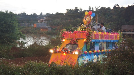 Xe hoa thắp sáng khắp nẻo đường tại huyện hội Phật giáo Đăk R'Lấp