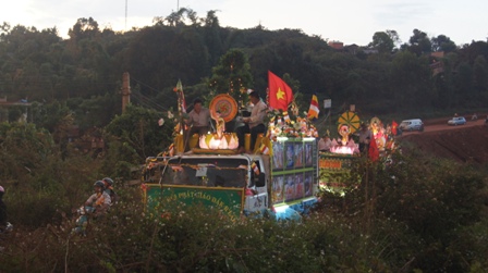 Xe hoa thắp sáng khắp nẻo đường tại huyện hội Phật giáo Đăk R'Lấp