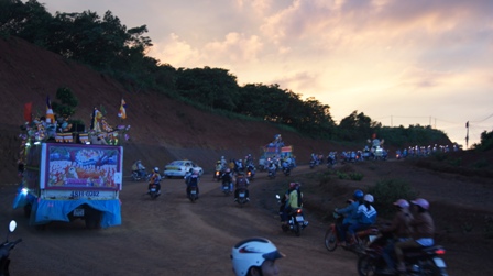 Xe hoa thắp sáng khắp nẻo đường tại huyện hội Phật giáo Đăk R'Lấp