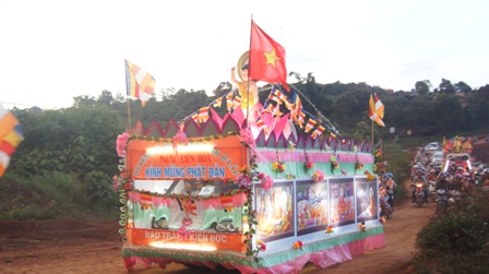 Xe hoa thắp sáng khắp nẻo đường tại huyện hội Phật giáo Đăk R'Lấp