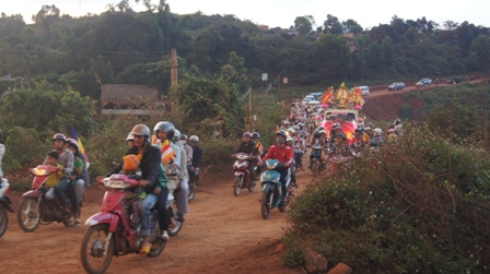 Xe hoa thắp sáng khắp nẻo đường tại huyện hội Phật giáo Đăk R'Lấp