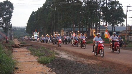 Xe hoa thắp sáng khắp nẻo đường tại huyện hội Phật giáo Đăk R'Lấp