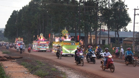 Xe hoa thắp sáng khắp nẻo đường tại huyện hội Phật giáo Đăk R'Lấp