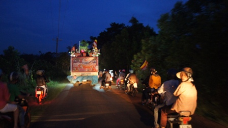 Xe hoa thắp sáng khắp nẻo đường tại huyện hội Phật giáo Đăk R'Lấp