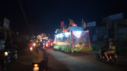 Xe hoa thắp sáng khắp nẻo đường tại huyện hội Phật giáo Đăk R'Lấp