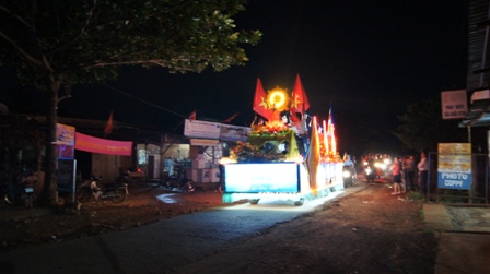 Xe hoa thắp sáng khắp nẻo đường tại huyện hội Phật giáo Đăk R'Lấp
