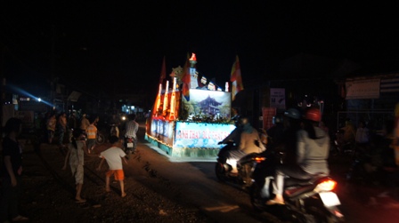 Xe hoa thắp sáng khắp nẻo đường tại huyện hội Phật giáo Đăk R'Lấp