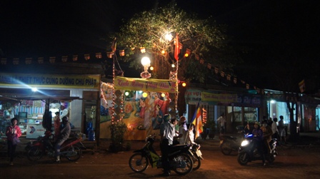 Xe hoa thắp sáng khắp nẻo đường tại huyện hội Phật giáo Đăk R'Lấp