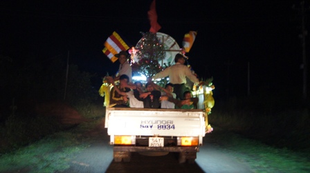 Xe hoa thắp sáng khắp nẻo đường tại huyện hội Phật giáo Đăk R'Lấp