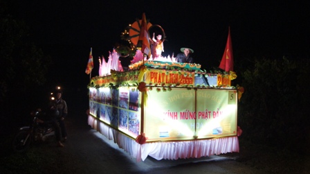 Xe hoa thắp sáng khắp nẻo đường tại huyện hội Phật giáo Đăk R'Lấp