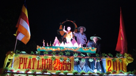 Xe hoa thắp sáng khắp nẻo đường tại huyện hội Phật giáo Đăk R'Lấp