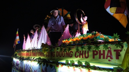Xe hoa thắp sáng khắp nẻo đường tại huyện hội Phật giáo Đăk R'Lấp