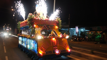 Xe hoa thắp sáng khắp nẻo đường tại huyện hội Phật giáo Đăk R'Lấp