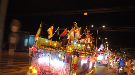 Xe hoa thắp sáng khắp nẻo đường tại huyện hội Phật giáo Đăk R'Lấp