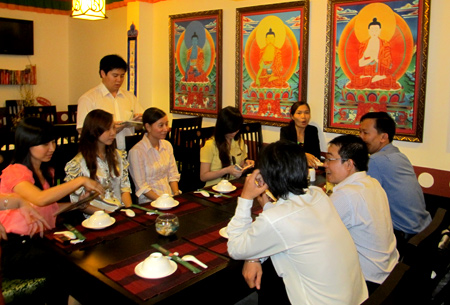 Người Sài Gòn rủ nhau ăn chay cầu an