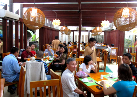 Người Sài Gòn rủ nhau ăn chay cầu an