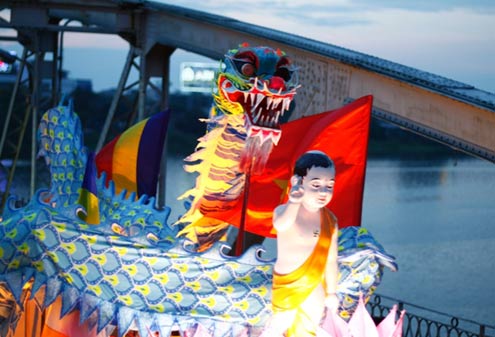 Hàng nghìn người chen chân dự đại lễ Phật đản