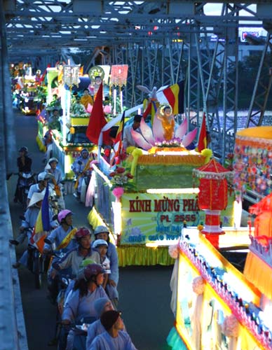 Hàng nghìn người chen chân dự đại lễ Phật đản