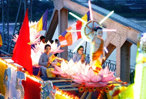 Hàng nghìn người chen chân dự đại lễ Phật đản