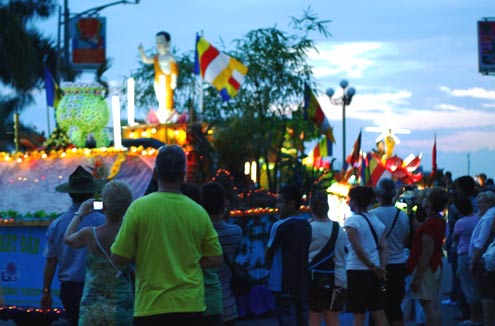 Hàng nghìn người chen chân dự đại lễ Phật đản