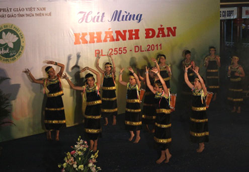 Hàng nghìn người chen chân dự đại lễ Phật đản