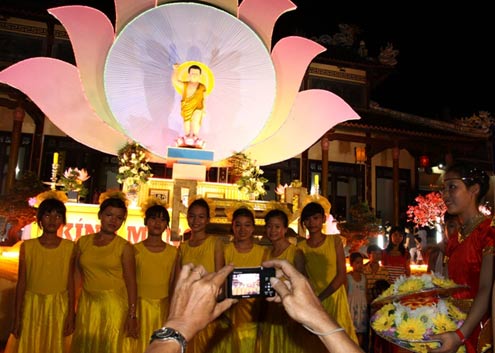 Hàng nghìn người chen chân dự đại lễ Phật đản